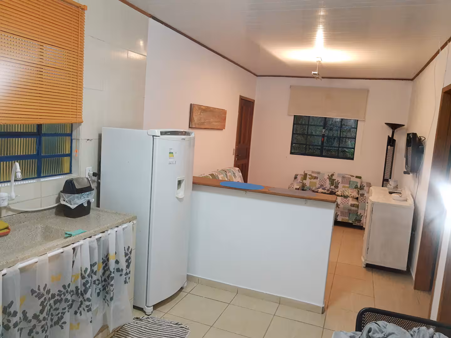 Cozinha integrada à sala na acomodação do Sítio São Jorge em Piedade