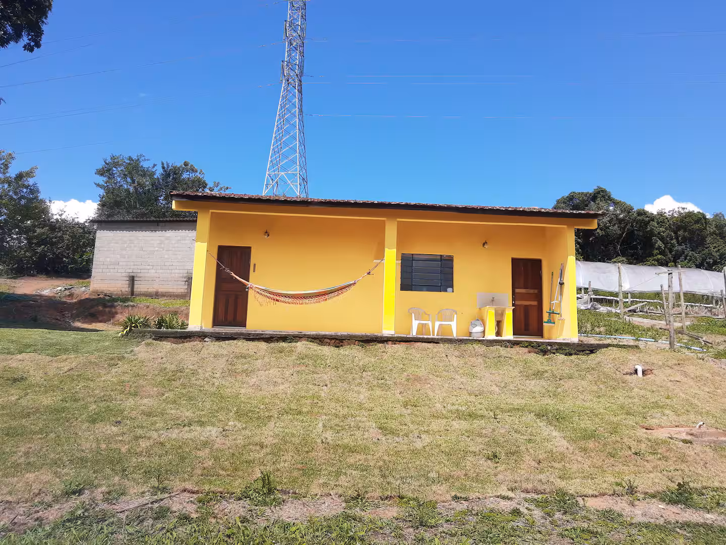 Varanda da casa com rede e cadeiras no Sítio São Jorge em Piedade