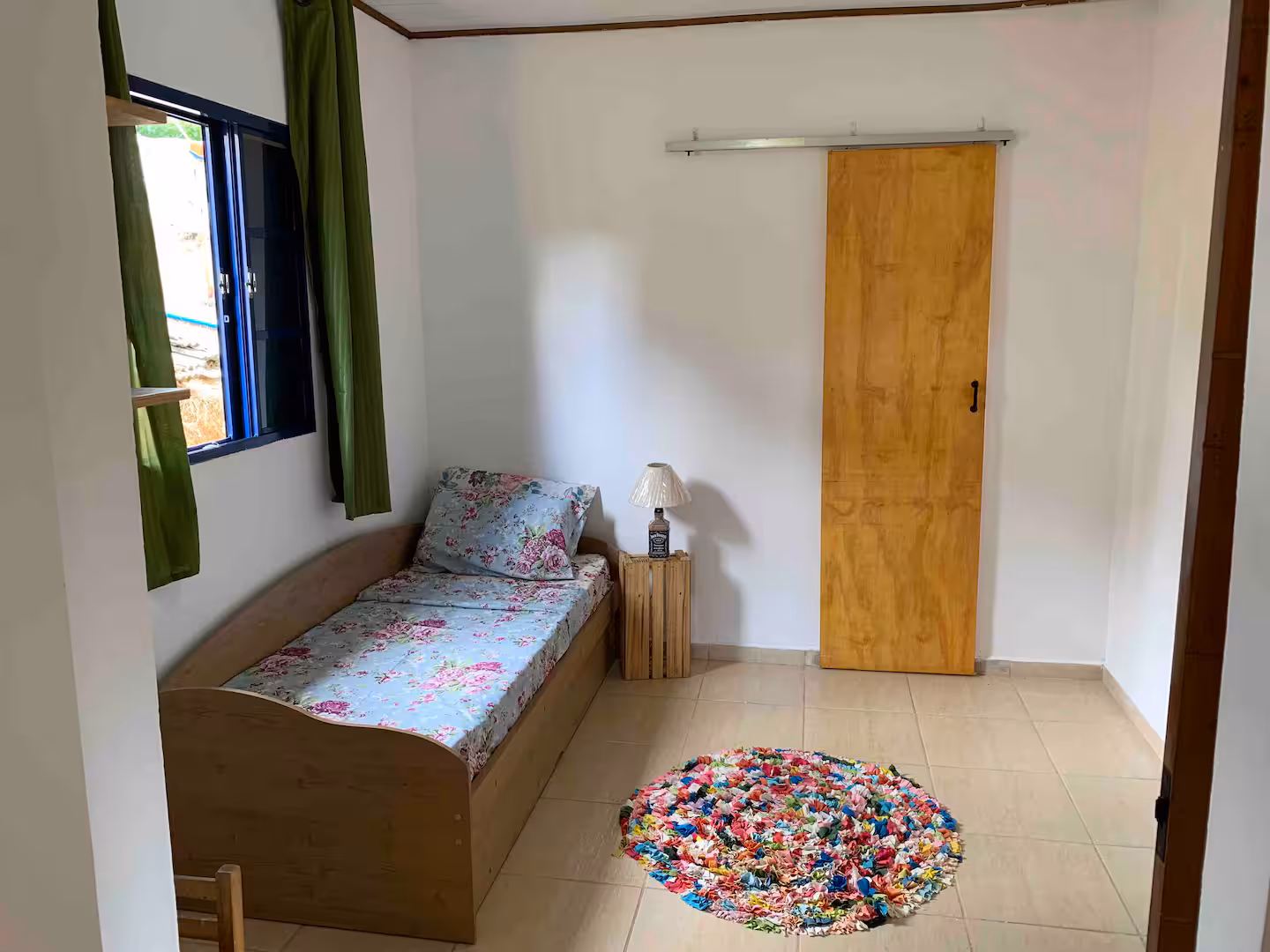 Quarto de solteiro com decoração simples no Sítio São Jorge em Piedade