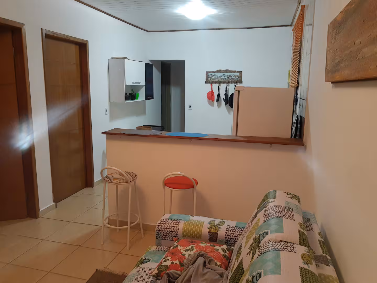 Sala e cozinha integradas com balcão de madeira no Sítio São Jorge em Piedade