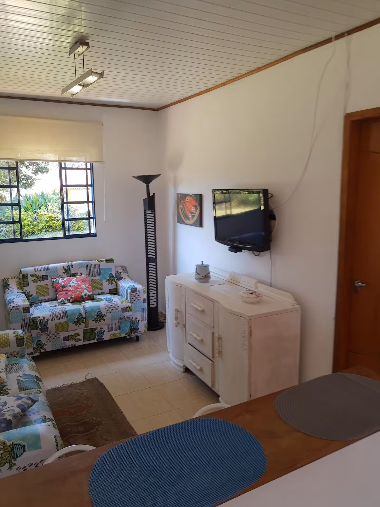 Sala de estar com janela para o jardim no Sítio São Jorge em Piedade