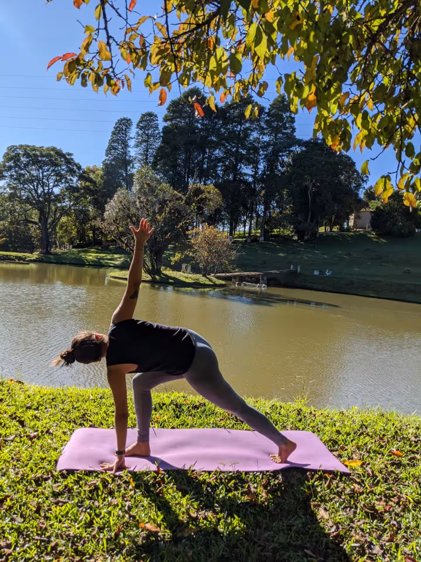 Yoga à beira do lago no Sítio São Jorge em Piedade