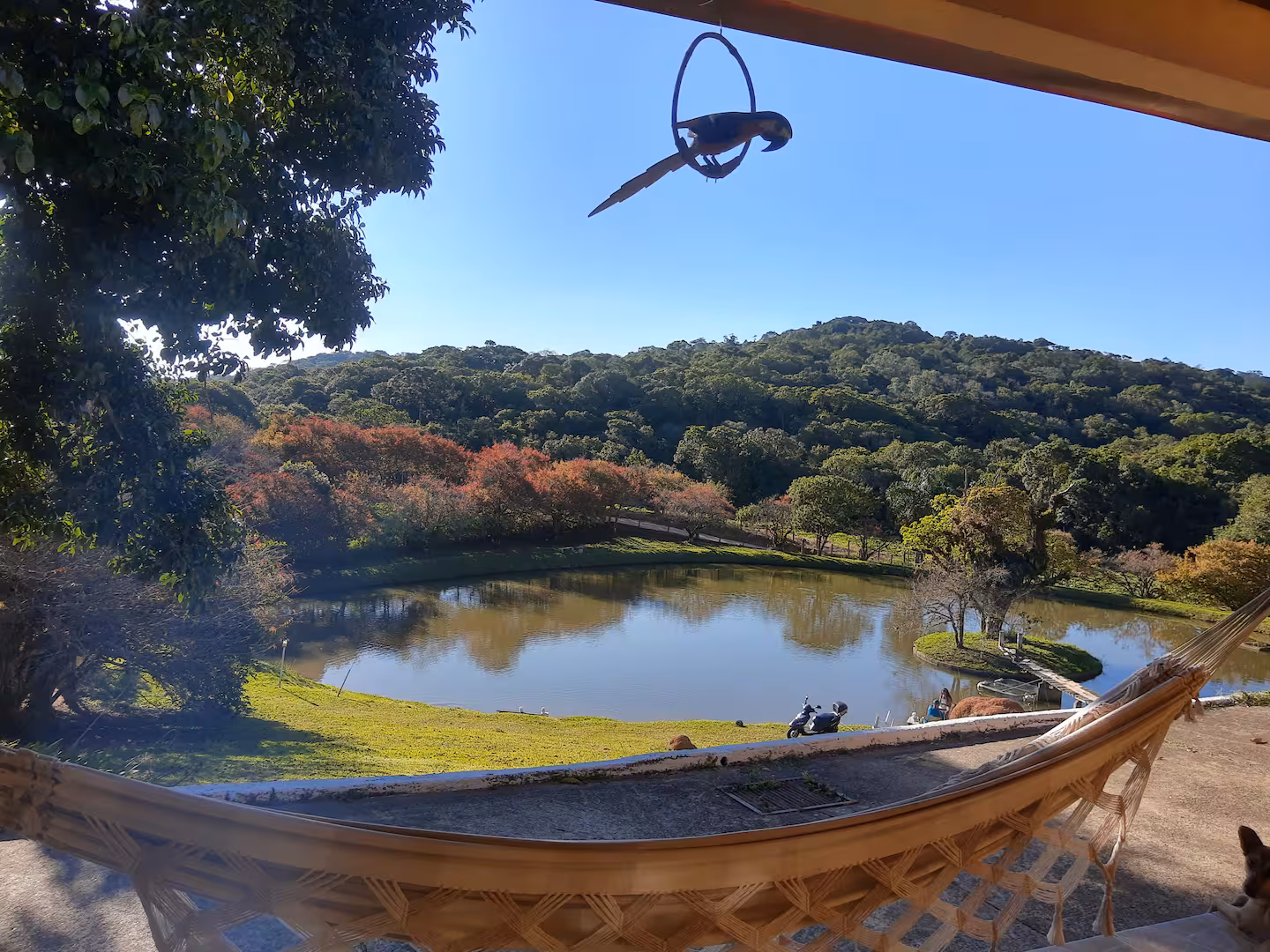 Rede com vista para o lago do Sítio São Jorge em Piedade
