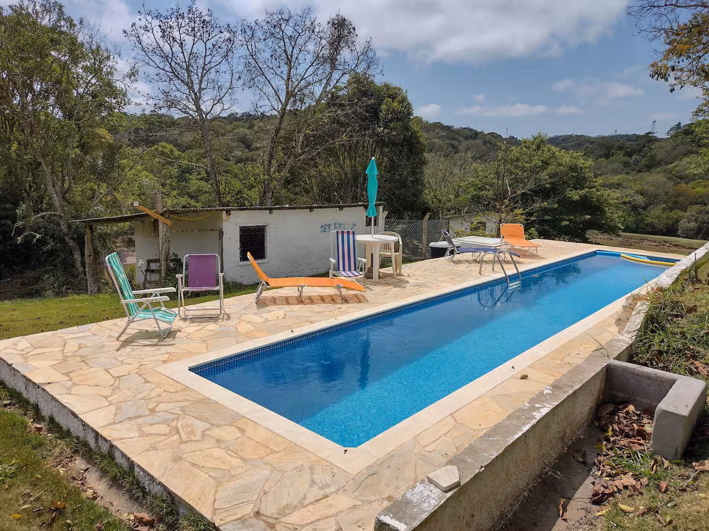 Piscina cercada pelo verde no Sítio São Jorge em Piedade