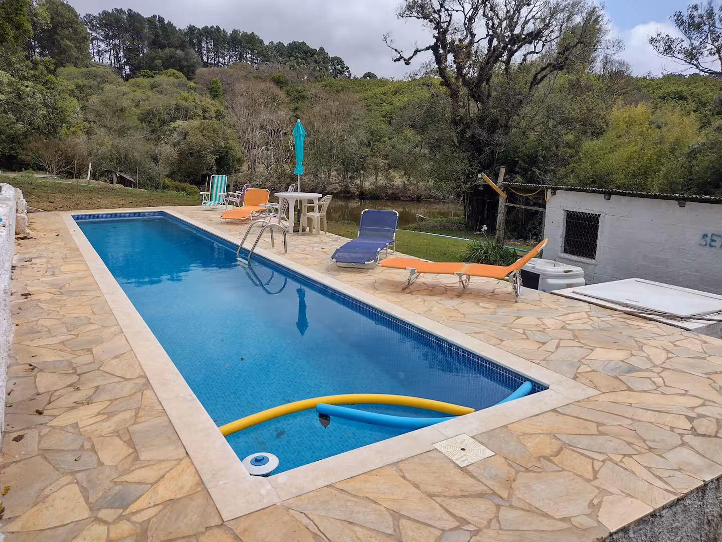 Piscina do Sítio São Jorge cercada pela natureza