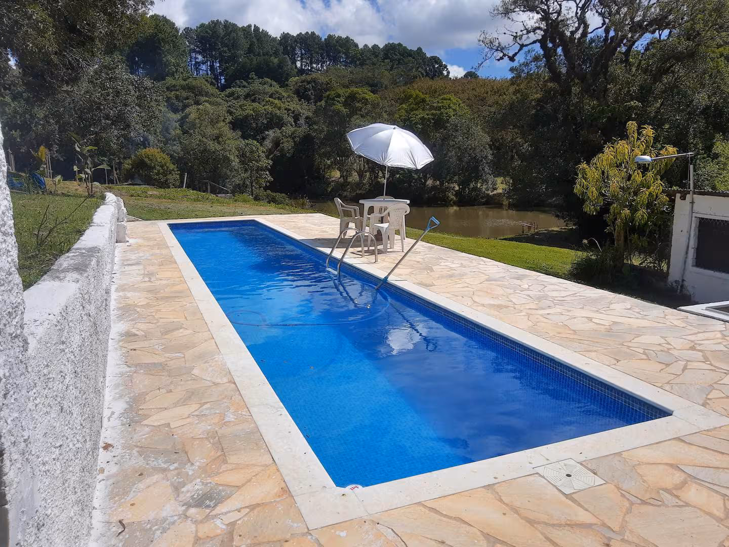 Piscina com vista para o lago no Sítio São Jorge em Piedade, São Paulo